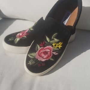 ❤STEVE MADDEN Floral Embroidered Sneakers